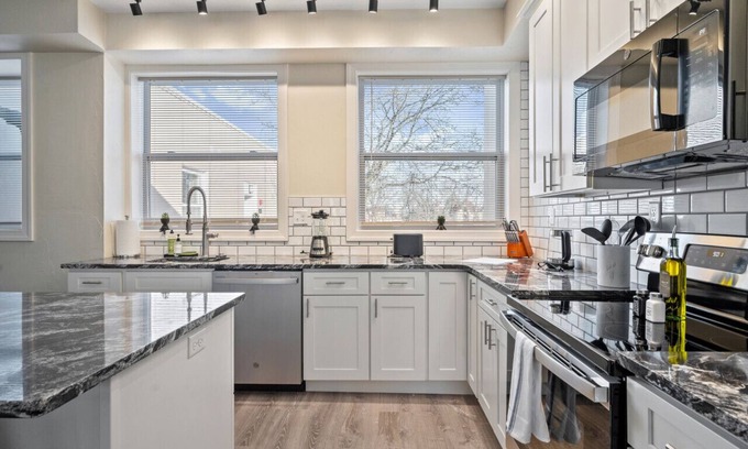 East Liberty Appartement | Bright & Upscale|King Bed|Free Parking w/Workspace