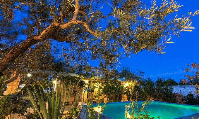 Torre Suda Villa | Villa lumineuse avec piscine entourée de verdure près de la mer
