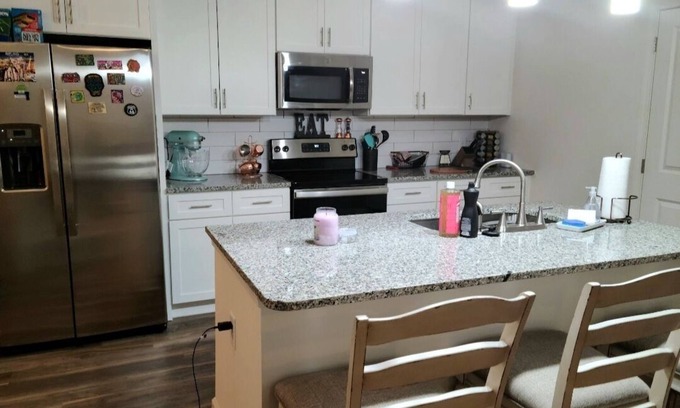 Greenville - Spartanburg Appartement | Brightly Lit, Vaulted with Poolside and Mountain View. Minutes from Downtown