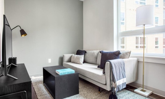 St. Elizabeth's Appartement | Brighton Studio w WD Gym nr T Shops Dining BOS-432
