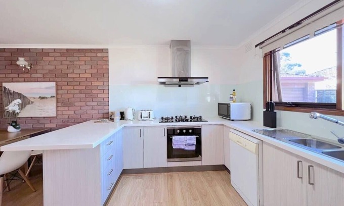 Mount Waverley Villa | Brilliant & Stylish 2Bdr 4Bds Flat Free Netflix & Foxtel *Parking*SmartTV
