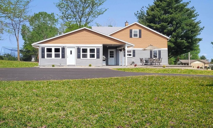 Dyersville Maison | Bring the whole family to this great home with an acre of room for fun.