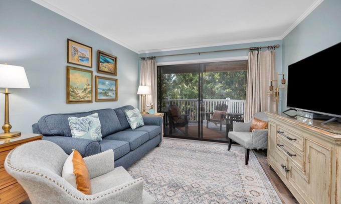 Saint Simons Island Copropriété | Bring Your Pet to The Beach! Oceanfront Condominium with Pool and Boardwalk to Beach!