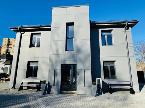 Teika Appartement | BRIVIBAS RESIDENCE - WEST/EAST, free PRIVAT parking, free WIFI, self check-in