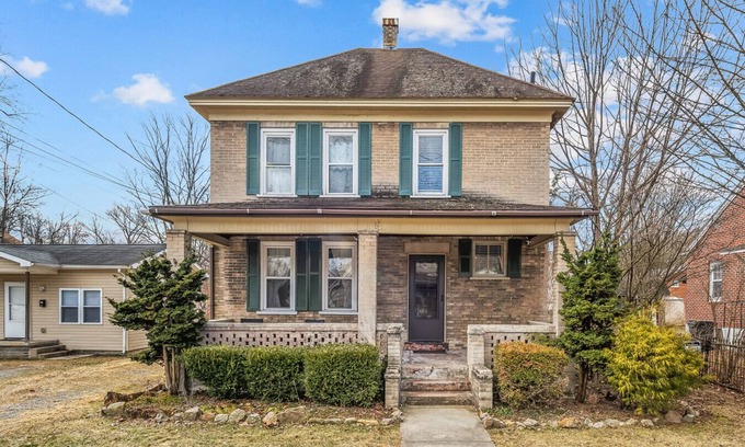 Berryville Maison | Broadway Cottage - Convenient location!