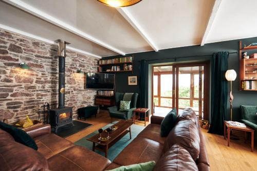 Llanybri Maison | Brofallen- Spacious pet friendly bungalow with amazing coastal views
