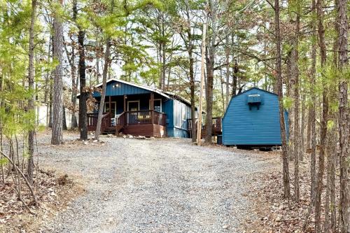 Broken Bow Maison | Broken Bow Cabin with Hot Tub and Game Room!