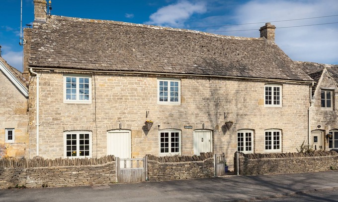 Longborough Maison | Brookview is a wonderfully presented three bedroom period property in the peaceful village of Lower