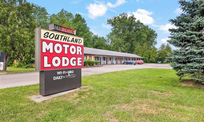 Riverview Appartement | Brownstown MI 1BR Apt w/ Sofa Bed and Bathtub