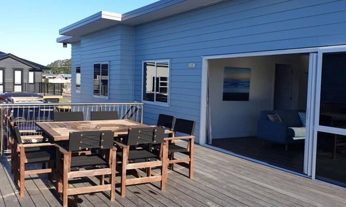 Waihi Beach Maison | Bubbles on Moet - Waihi Beach Holiday Home