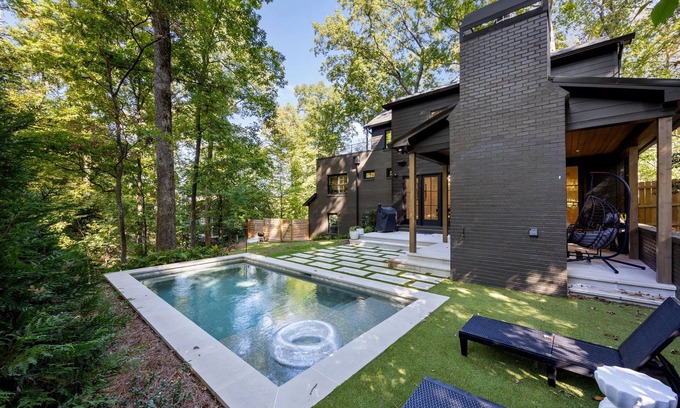 North Buckhead Maison | Buckhead Black House Spacious 5 Bedroom Mansion with Heated Pool - Lenox Atlanta