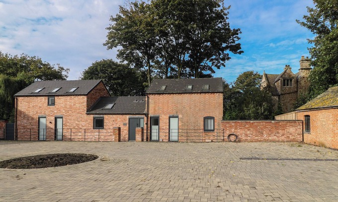 Whissendine Cottage | BUCKINGHAM HOUSE, pet friendly, with hot tub in Whissendine