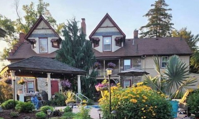 Langhorne Manor Appartement | Bucks County Historic Estate suite built in 1741.