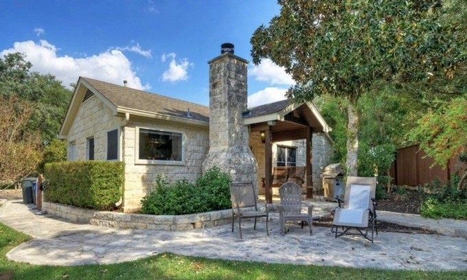 Buda Cottage | Buda Casita: Charming 1-Bed, 1-Bath, 15 Mins to Downtown Austin! King size bed.