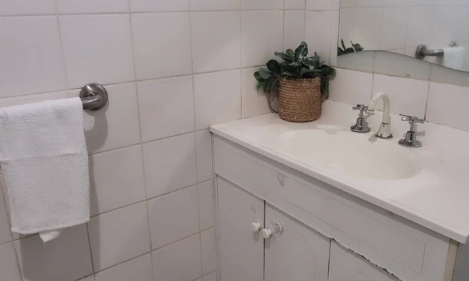 Dallas Maison | Budget 3BR home - 12 mins from airport, Bohemian Styled, great for small groups.