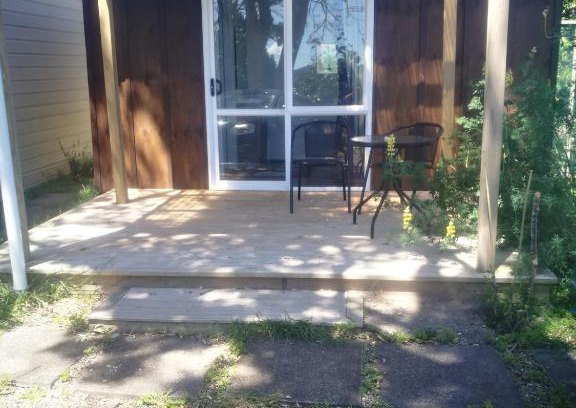 Waihi Beach Appartement | BUDGET CABIN ACCOMMODATION - bed shower toilet