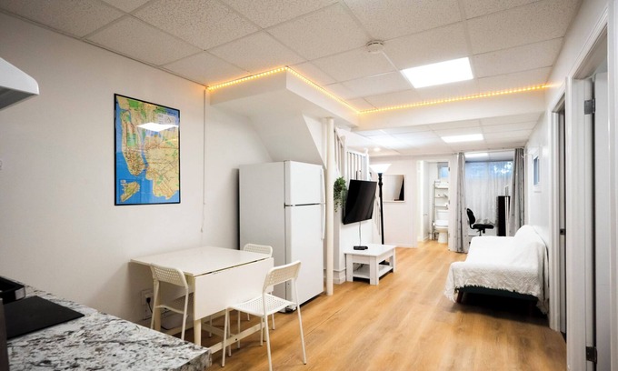 Queens Appartement | Budget Comfort Home on Main St with Free Parkings