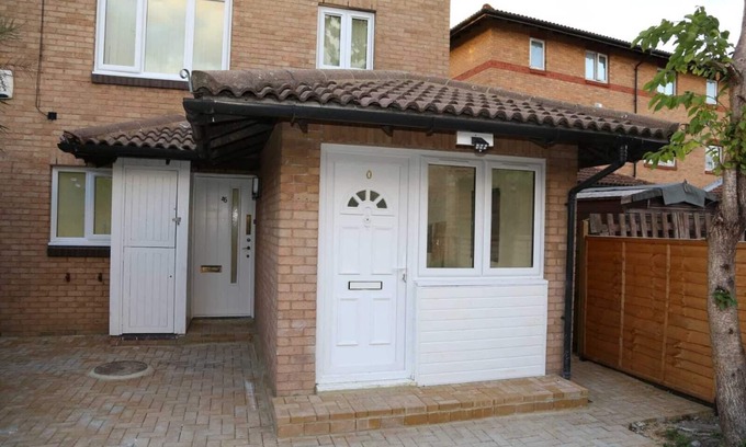 Thamesmead East Chalet De Ski | Budget Ensuite Room in Thamesmead
