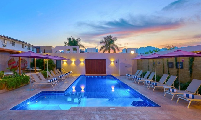 North Hotel Zone Hôtel | Budget-Friendly Rooms with Pool Access Near Marina Vallarta - 2 Units