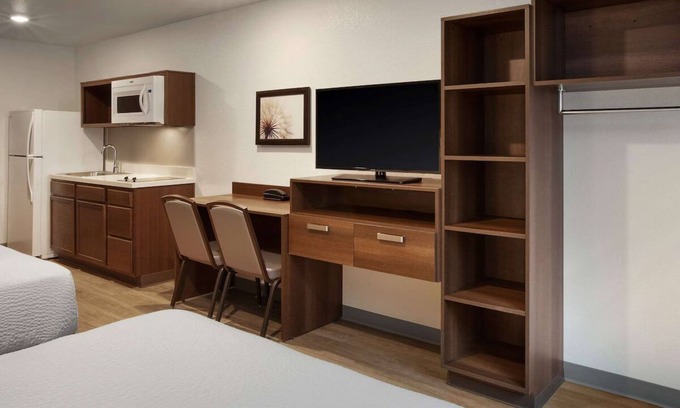 Greenbelt Hôtel | Budget-Friendly Space Close to DC Monuments + Walk to Beltway Plaza Mall