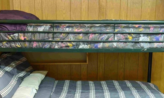 Unorganized Centre Parry Sound Cabine | Budget-priced, Full Feature, Lakeside Accommodation for smaller groups - w Boats