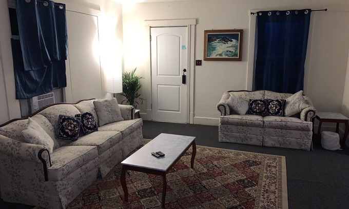 Charlton Heights Maison | Budget Spacious townhome with Gigabit Internet
