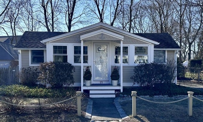North Kingstown Cottage | Buena Vista Cottage - Walk to 2 beaches!! - 15 mins to Newport