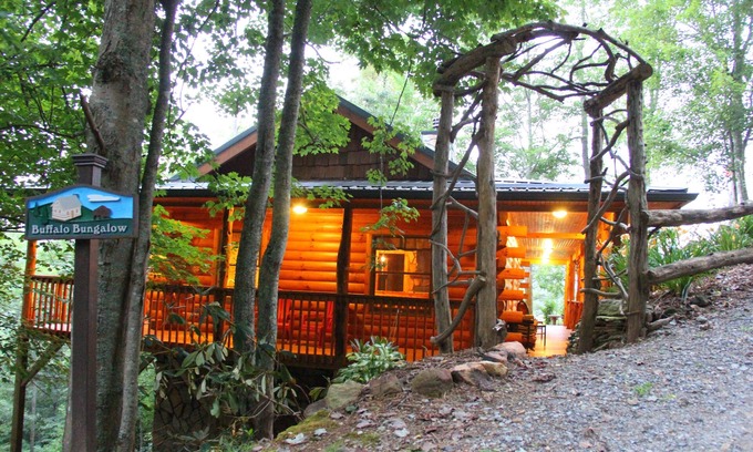 Clyde Cabine | Buffalo Bungalow..Couples Seulement: sauna, table de massage et bien plus encore !!
