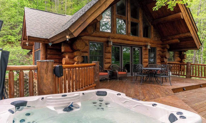 Creston Maison | Buffalo Creek Lodge - Private home on 12 acres. Stunning views, hiking trails, hot tub, pool table!