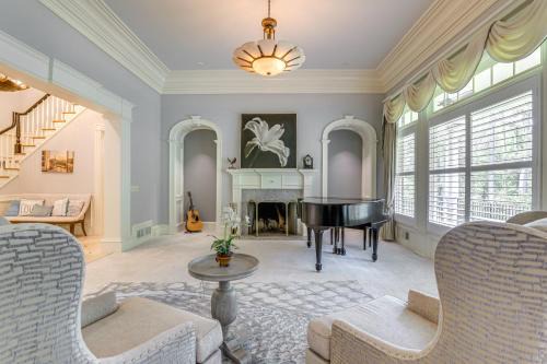 Buford Maison | Buford Mansion with Pool about 14 Mi to Lake Lanier