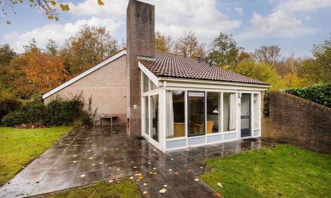 Zwiggelte Maison | Bullfinch I Home with Eccentric Garden