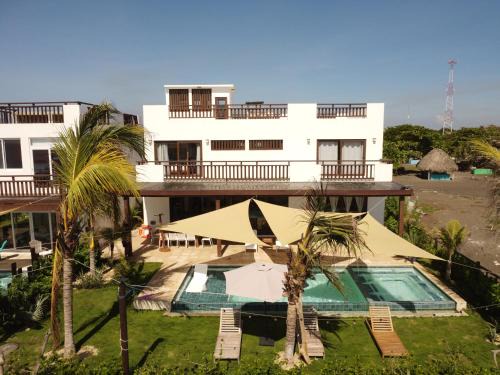 El Paredon Maison | BungaLoose Casa Nazaré Oceanfront