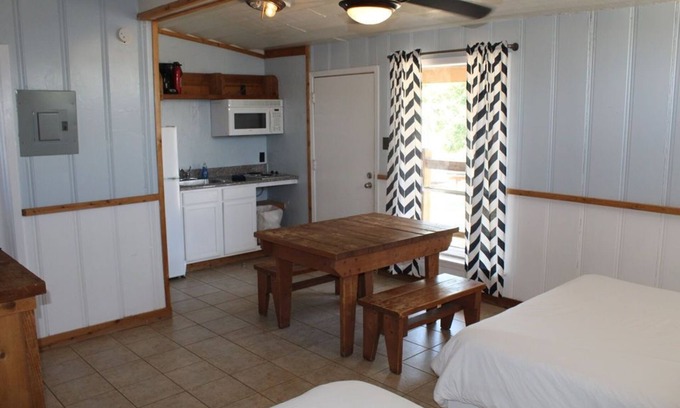 Graford Maison | Waterfront Bungalow on Possum Kingdom Lake