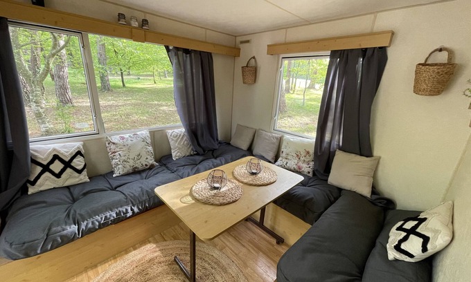 Braize Location De VR | Bungalow 'Charmant Mobile Home En Foret' avec piscine partagée, terrasse privée et jardin partagé