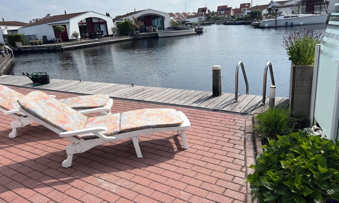 Lemmer Maison | Bungalow Happy Holiday en Geniet Direct aan het Water met Eigen Aanlegsteiger