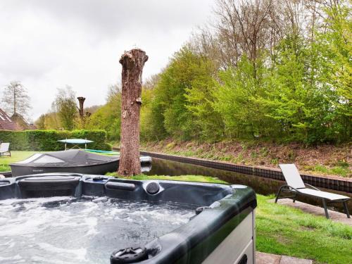 Eernewoude Maison | Bungalow in Friesland with Private Spa & Sloop