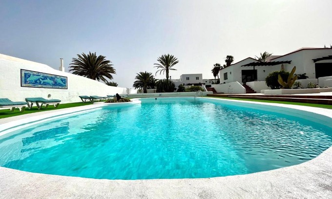 Charco del Palo Appartement | Bungalow para nudistas, con Wifi y estupenda vista la Piscina, a pocos metros de la playa