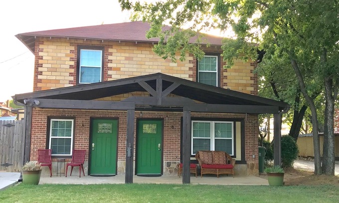 Central Arlington Maison | Bunk House on Elm dans le quartier historique de la vieille ville d’Arlington, à quelques pas du stade AT & T