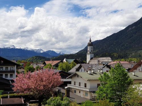 Garmisch-Partenkirchen Appartement | Bunter Hirsch Ferienwohnung im Garmischer Zentrum