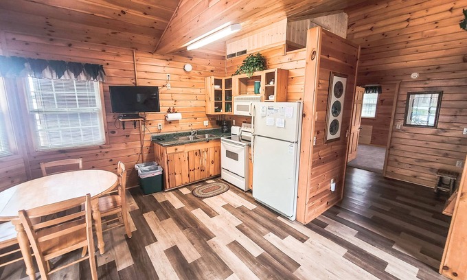 Chief Lake Station Balnéaire | Bur Oak Cabin- Cabin on the Chippewa Flowage within a Resort