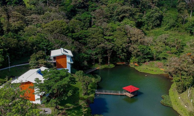 Quebrada Grande Hôtel | Burbi Lake Lodge Monteverde