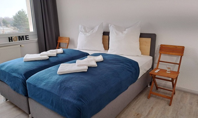 Muldestausee Appartement | BurgK59, 3BR, 6Beds, Tv, Wifi, Kitchen and Bath. 5 min to train station