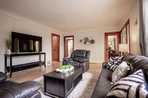 Burien Maison | Burien's 3-BR Middle Unit Retreat with Deck BBQ