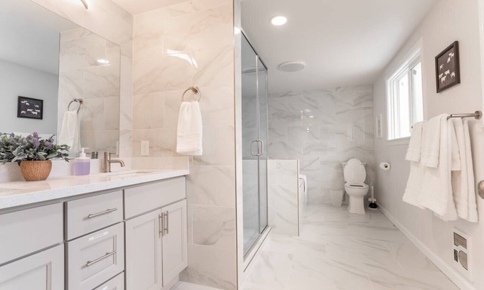 Burien Maison | Burien's Top Unit with Spa-Inspired Bathroom