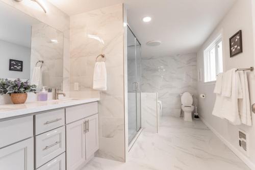 Burien Maison | Burien's Top Unit with Spa-Inspired Bathroom