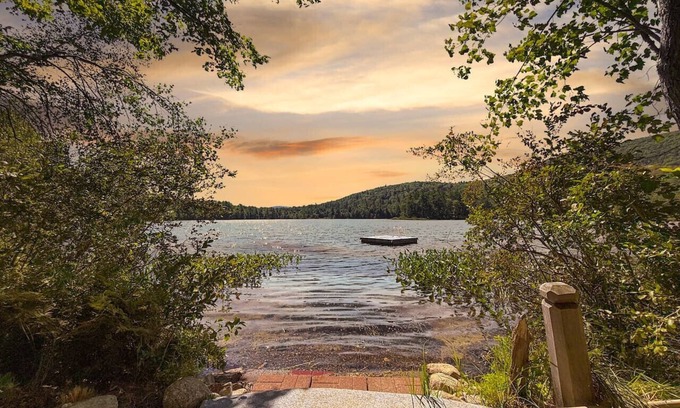 Brownfield Appartement | Burnt Meadow House | Waterfront Custom Built Home