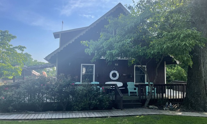 Spring Grove Maison | Busch Gardens-Williamsburg-Fishing-Cornhole-Deck-River View- FIRE TABLE!