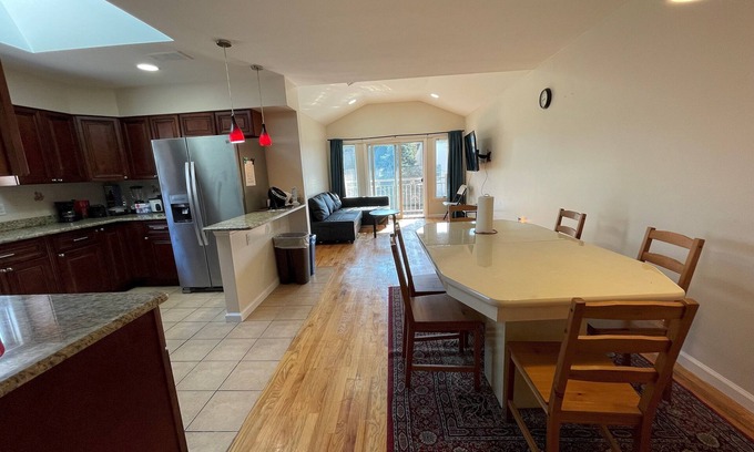 The Heights Appartement | Business& Family Friendly Balcony Jacuzzi Free Park