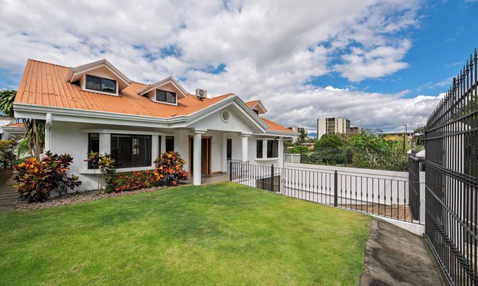 Escazu Maison | Business & Family Stay Spacious 5-bedroom house in Escazú with WiFi, AC