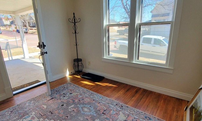 Guthrie Maison | Buttercup Cottage downtown area // WI-FI // PETS